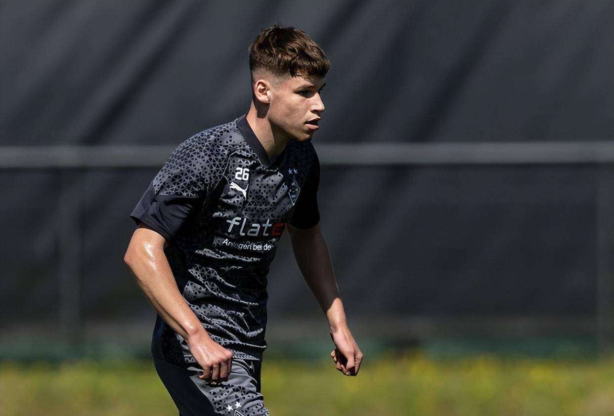 21岁德甲后防小将横空出世，新一代德国希望星，3大英超豪门疯抢